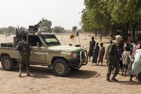 Binh sỹ Cộng hòa Chad được triển khai tại khu vực Koundoul, cách thủ đô N'Djamena 25km. (Ảnh: AFP/TTXVN)