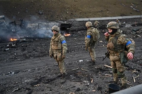 Binh sỹ Ukraine tại khu vực giao tranh với lực lượng Nga ở thủ đô Kiev, ngày 26/2/2022. (Ảnh: AFP/TTXVN)