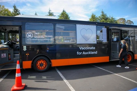 Một điểm tiêm chủng vaccine ngừa COVID-19 lưu động tại Auckland (New Zealand), ngày 16/10/2021. (Ảnh: THX/TTXVN)
