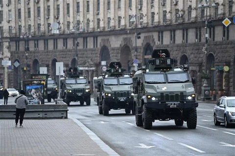 Xe quân sự Ukraine được triển khai tại Kiev ngày 24/2/2022. (Ảnh: AFP/TTXVN)