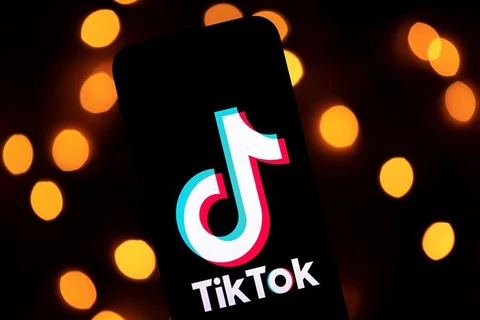 TikTok nâng thời lượng video đăng tải lên 10 phút có thể giúp nền tảng này bắt kịp YouTube về độ thu hút. (Ảnh: AFP/TTXVN)