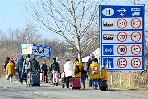 Người dân Ukraine vượt biên sang Hungary để tránh xung đột, ngày 25/2/2022. (Ảnh: AFP/TTXVN)