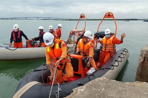 Lực lượng cứu hộ, cứu nạn tiếp tục triển khai công tác tìm kiếm người mất tích trong vụ chìm canô vừa qua ở vùng biển Cửa Đại. (Ảnh: Trần Tĩnh/TTXVN)