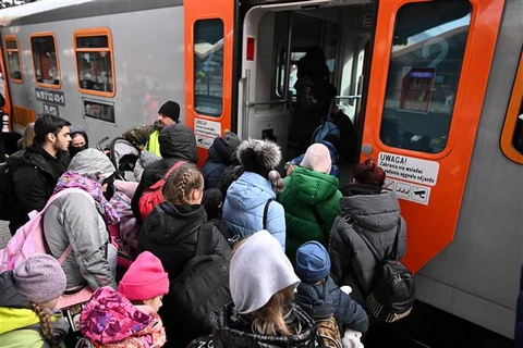 Người tị nạn Ukraine tới Przemysl, Đông Nam Ba Lan ngày 1/3/2022. (Ảnh: PAP/TTXVN)