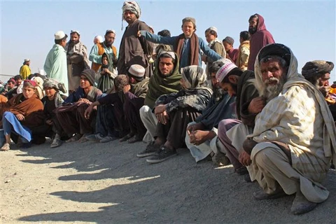 Thương nhân Pakistan và người dân Afghanistan tập trung tại khu vực cửa khẩu ở Chaman (Pakistan) ngày 26/2/2022. (Ảnh: AFP/TTXVN)