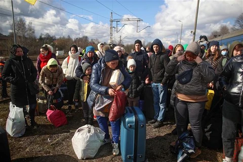 Người tị nạn rời khỏi Lviv (Ukraine) tới Olkusz (Ba Lan) ngày 28/2/2022. (Ảnh: PAP/TTXVN)
