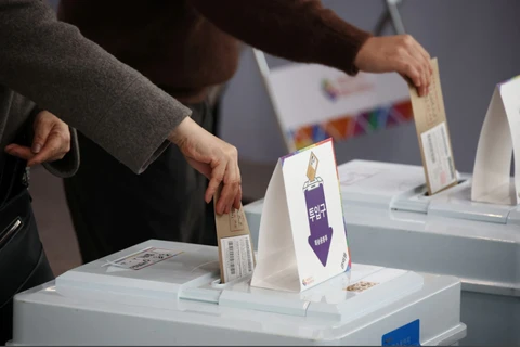 Người dân bỏ phiếu sớm cho cuộc bầu cử tổng thống ngày 9/3 sắp tới tại một điểm bỏ phiếu ở Seoul (Hàn Quốc), ngày 4/3/2022. (Nguồn: reuters.com)