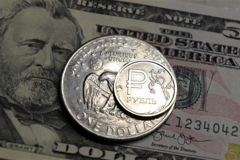 Đồng xu ruble của Nga (phía trên) và đồng đôla Mỹ tại Moskva. (Ảnh: AFP/TTXVN)