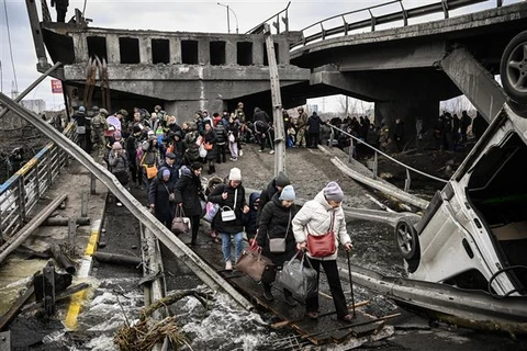 Người dân sơ tán khỏi thành phố Irpin, Tây Bắc Kiev (Ukraine) ngày 5/3/2022. (Ảnh: AFP/TTXVN)