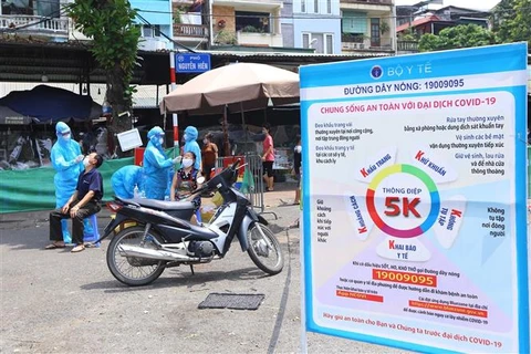 Sở Y tế Hà Nội yêu cầu người dân thực hiện nghiêm "thông điệp 5K." (Ảnh: Hoàng Hiếu/TTXVN)