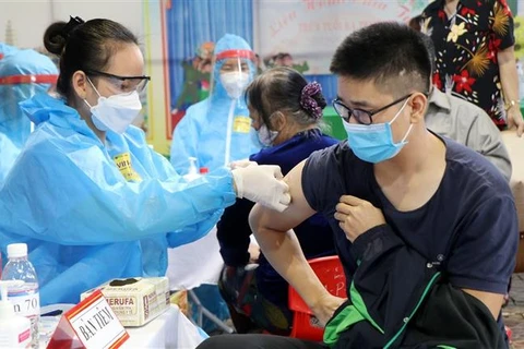 Tiêm vaccine phòng COVID-19 cho người dân thành phố Việt Trì (Phú Thọ). (Ảnh: Trung Kiên/TTXVN)