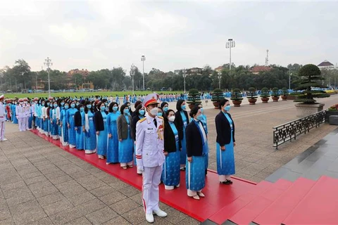 Các đại biểu vào Lăng viếng Chủ tịch Hồ Chí Minh. (Ảnh: An Đăng/TTXVN)