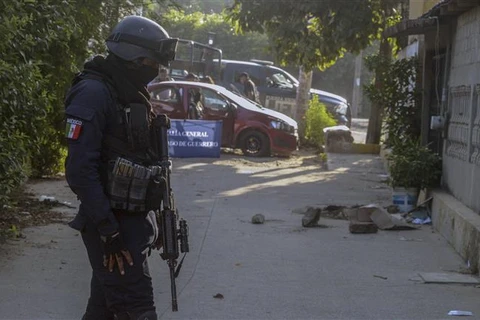 Cảnh sát Mexico tại hiện trường vụ đấu súng với một nhóm vũ trang ở Guerrero. (Ảnh: AFP/TTXVN)