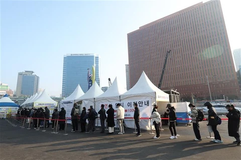 Người dân xếp hàng chờ xét nghiệm COVID-19 tại Seoul (Hàn Quốc), ngày 12/2/2022. (Ảnh: Yonhap/TTXVN)