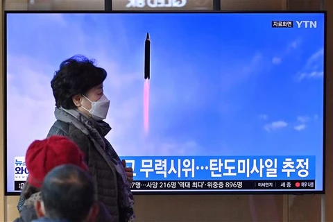 Người dân theo dõi trên truyền hình tin tức về vụ phóng tên lửa của Triều Tiên tại Seoul (Hàn Quốc), ngày 5/3/2022. (Ảnh: AFP/TTXVN)