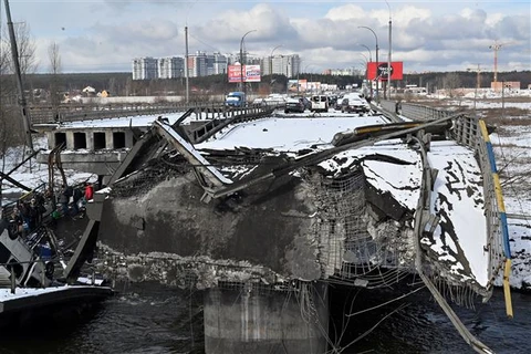 Một cây cầu bị phá hủy trong xung đột tại thành phố Irpin (Ukraine) ngày 8/3/2022. (Ảnh: AFP/TTXVN)