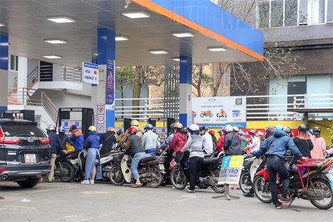 Người dân xếp hàng mua xăng tại trạm xăng Nam Đồng (Hà Nội). (Ảnh: Tuấn Đức/TTXVN)