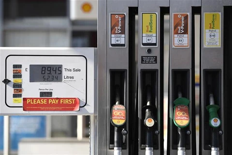Giá xăng và dầu diesel được niêm yết tại một trạm bán xăng ở Manchester (Anh) ngày 8/3/2022. (Ảnh: AFP/TTXVN)