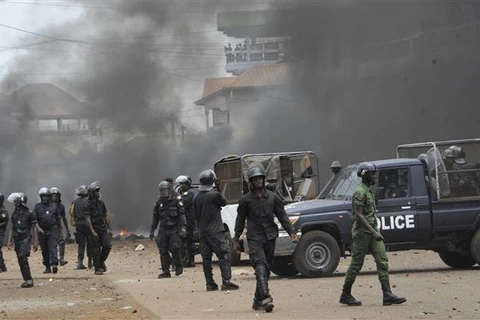 Cảnh sát chống bạo động Guinea được triển khai nhằm ngăn người biểu tình quá khích tại thủ đô Conakry, hồi tháng 9/2021. (Ảnh: AFP/TTXVN)