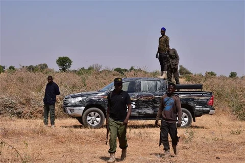 Lực lượng an ninh được triển khai tại khu vực ngoại ô Maiduguri (Nigeria), ngày 12/2/2021. (Ảnh: AFP/TTXVN)