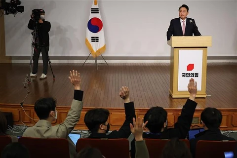 Phát biểu tại trụ sở quốc hội ở Seoul ngày 10/3/2022, Tổng thống đắc cử Hàn Quốc Yoon Suk-yeol tuyên bố để ngỏ cánh cửa đối thoại với Triều Tiên, song song với việc xây dựng năng lực phòng thủ mạnh mẽ cho đất nước. (Ảnh: AFP/TTXVN)