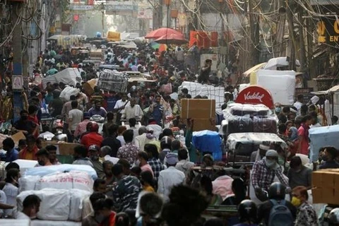 Một khu chợ ở Delhi (Ấn Độ) ngày 6/4/2021. (Ảnh: Reuters/TTXVN)