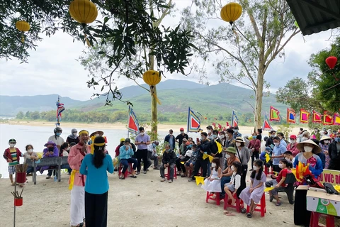 Hô hát bài chòi tại Lễ hội Bà Thu Bồn. (Nguồn: baoquangnam.vn)