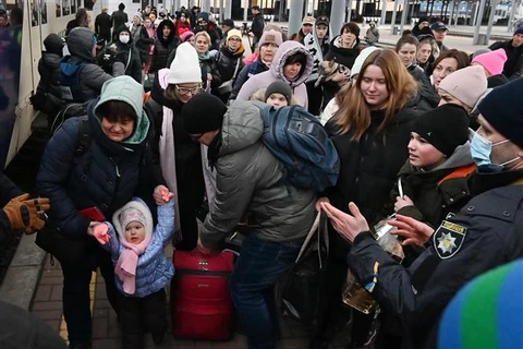 Người dân Ukraine sơ tán khỏi thủ đô Kiev, ngày 7/3/2022. (Ảnh: AFP/TTXVN)