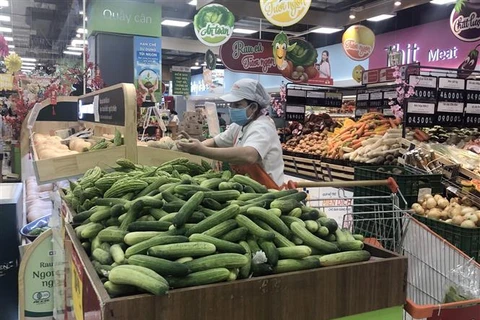 Nhân viên xếp hàng hóa lên kệ tại một siêu thị tại Thành phố Hồ Chí Minh. (Ảnh: Mỹ Phương/TTXVN)
