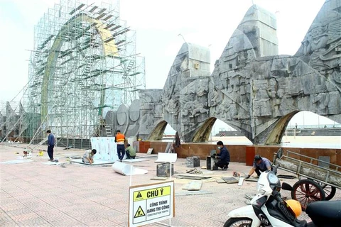 Quảng trường Bình Minh - nơi diễn ra các chương trình nghệ thuật văn hóa nghệ thuật đặc sắc trong Lễ hội du lịch Cửa Lò 2022 đang được gấp rút sửa chữa nâng cấp. (Ảnh: Tá Chuyên/TTXVN)