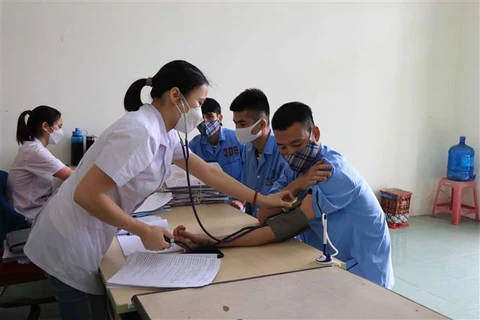 Cán bộ Cơ sở cai nghiện ma túy Bắc Ninh chăm sóc sức khỏe cho các học viên. (Ảnh: Thái Hùng-TTXVN)