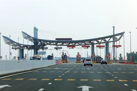 Trạm thu phí cầu Bạch Đằng trên cao tốc Hải Phòng-Quảng Ninh có các làn xe sử dụng công nghệ thu phí tự động không dừng. (Ảnh: Tuấn Anh/TTXVN)