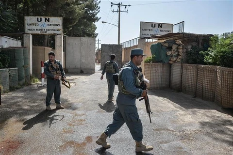 Lực lượng an ninh gác bên ngoài trụ sở Phái bộ hỗ trợ của Liên hợp quốc tại Afghanistan (UNAMA) tại Herat, ngày 31/7/2021. (Ảnh: AFP/TTXVN)