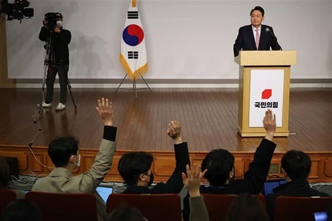 Tổng thống đắc cử Hàn Quốc Yoon Suk-yeol phát biểu tại trụ sở quốc hội ở Seoul ngày 10/3/2022. (Ảnh: AFP/TTXVN)