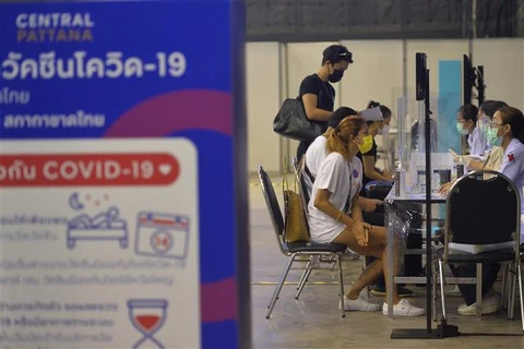 Tiêm vaccine ngừa COVID-19 cho người dân tại Bangkok (Thái Lan). (Ảnh: THX/TTXVN)