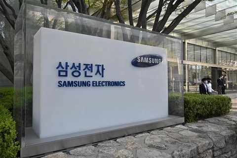 Logo của Tập đoàn Samsung Electronics tại tòa nhà Seocho ở Seoul (Hàn Quốc). (Ảnh: AFP/TTXVN)