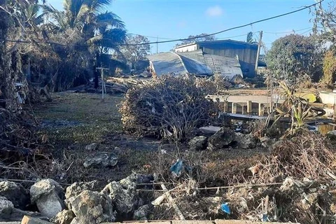 Nhiều ngôi nhà và công trình bị phá hủy sau thảm họa núi lửa phun trào và sóng thần tại Nuku'alofa (Tonga), ngày 20/1/2022. (Ảnh: THX/TTXVN)
