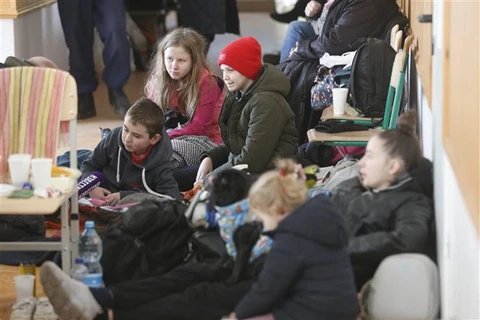 Người dân sơ tán tới khu tạm trú ở gần Mariupol (Ukraine), ngày 17/3/2022. (Ảnh: THX/TTXVN)