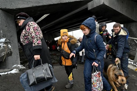 Người dân sơ tán khỏi thành phố Irpin (Ukraine), ngày 4/3/2022. (Ảnh: THX/TTXVN)