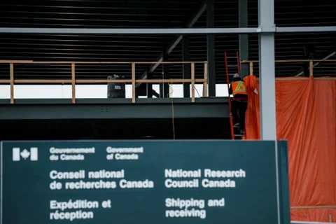 Một công nhân xây dựng tại Hội đồng Nghiên cứu Quốc gia Canada, ngày 30/11/2020. (Nguồn: theglobeandmail.com)