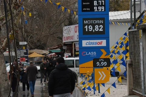 Giá xăng dầu được niêm yết tại trạm xăng ở Ankara (Thổ Nhĩ Kỳ), ngày 7/3/2022. (Ảnh: THX/TTXVN)
