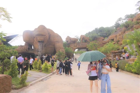 Du khách tại công viên King Kong ở Tuần Châu (Quảng Ninh). (Ảnh: Thanh Vân/TTXVN)