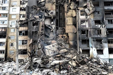 Một tòa nhà bị phá hủy sau khi trúng pháo kích trong xung đột Nga-Ukraine tại thành phố Kharkiv, ngày 8/3/2022. (Ảnh: AFP/TTXVN)