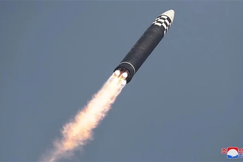 Tên lửa đạn đạo liên lục địa Hwasongpho-17 được phóng thử từ Sân bay quốc tế Bình Nhưỡng (Triều Tiên), ngày 24/3/2022. (Ảnh: KCNA/TTXVN)