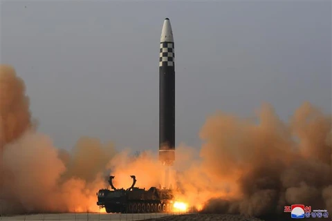 Tên lửa đạn đạo xuyên lục địa Hwasong-17 được phóng thử từ sân bay quốc tế Bình Nhưỡng ngày 24/3/2022, trong một bức ảnh do Hãng thông tấn Trung ương Triều Tiên đăng phát. (Ảnh: KCNA/TTXVN)