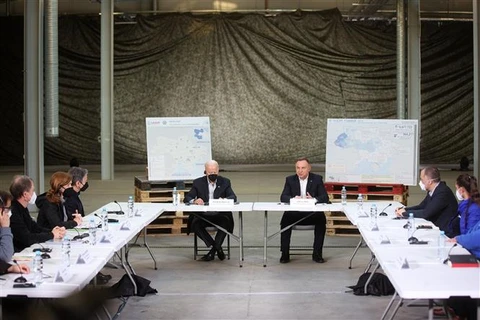 Tổng thống Mỹ Joe Biden (giữa, trái) và Tổng thống Ba Lan Andrzej Duda trong cuộc gặp đại diện các tổ chức phi chính phủ hỗ trợ người sơ tán từ Ukraine, tại Rzeszow, ngày 25/3/2022. (Ảnh: PAP/TTXVN)