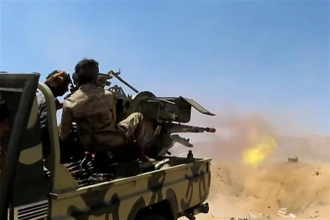 Binh sỹ quân đội chính phủ Yemen giao tranh với phiến quân Houthi tại Marib (Yemen), ngày 28/6/2021. (Ảnh: AFP/TTXVN)