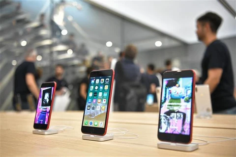 Điện thoại iPhone của Apple được bày bán tại một cửa hàng ở Milan (Italy). (Ảnh: AFP/TTXVN)