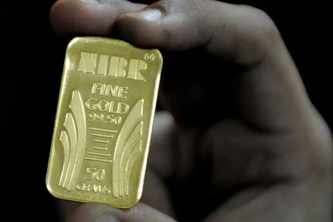Vàng miếng tại Cục tinh chế vàng quốc gia ở Mumbai (Ấn Độ). (Ảnh: AFP/TTXVN)