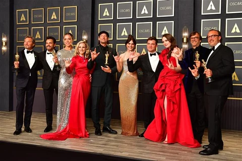Dàn diễn viên và nhà sản xuất phim "CODA" được trao tượng vàng Oscar 2022 cho các đề cử, trong đó có danh hiệu "Phim hay nhất," tại lễ trao giải ở Hollywood, California (Mỹ) ngày 27/3/2022. (Ảnh: AFP/TTXVN)
